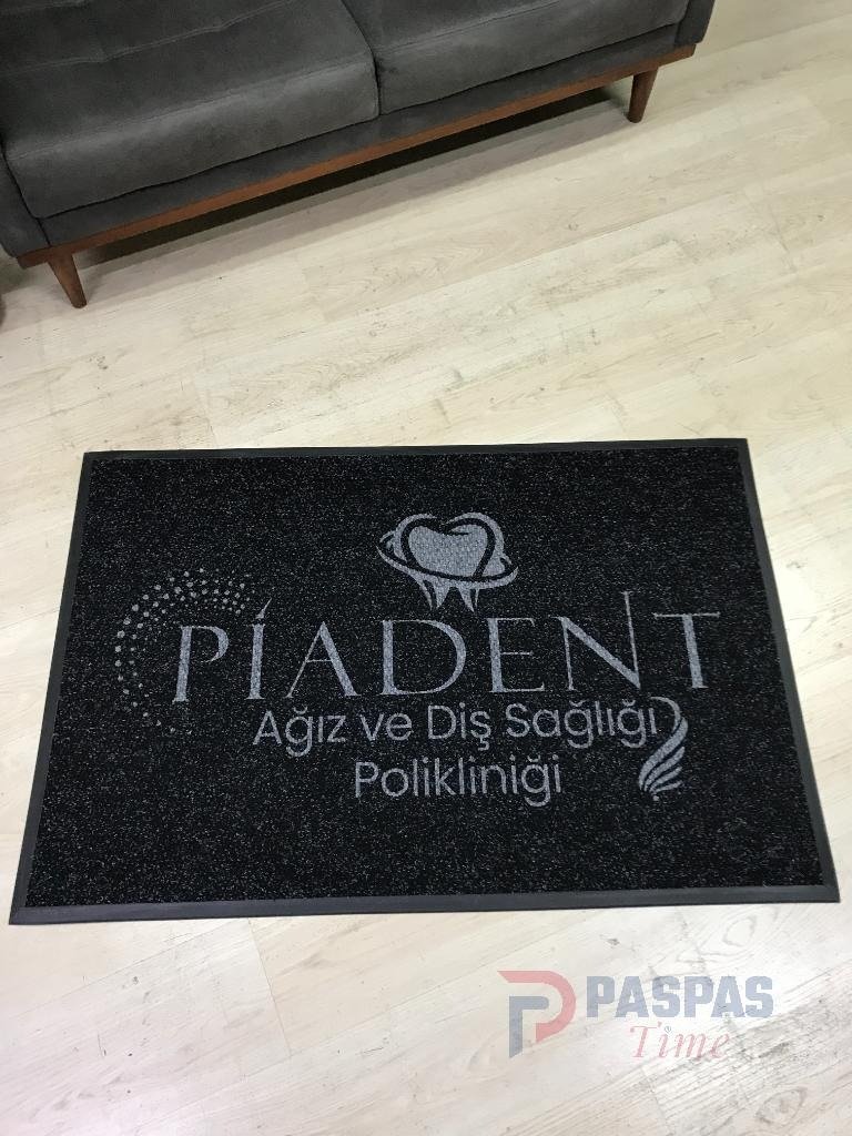 siyah zeminli gri logolu paspas P7325