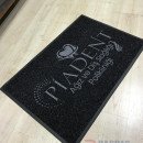 siyah zeminli gri logolu paspas P7325