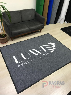 Gri zeminli beyaz logolu paspas P7328
