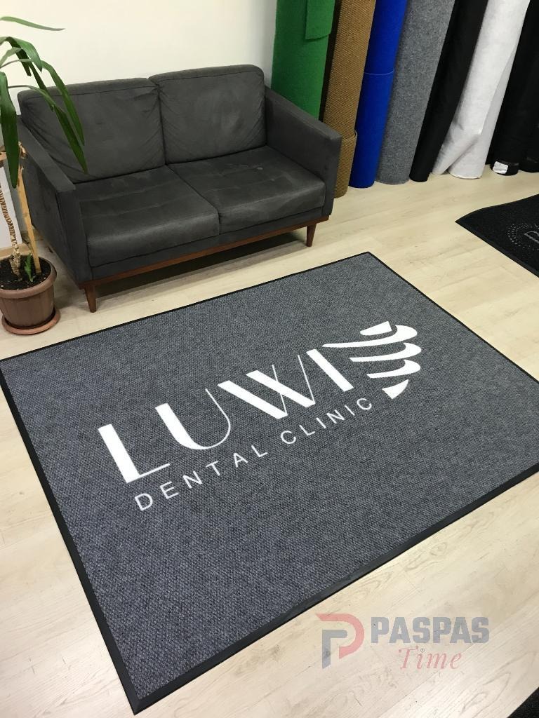Gri zeminli beyaz logolu paspas P7328 Gri zeminli beyaz logolu paspas P7328