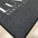 Gri zeminli beyaz logolu paspas P7328 Gri zeminli beyaz logolu paspas P7328