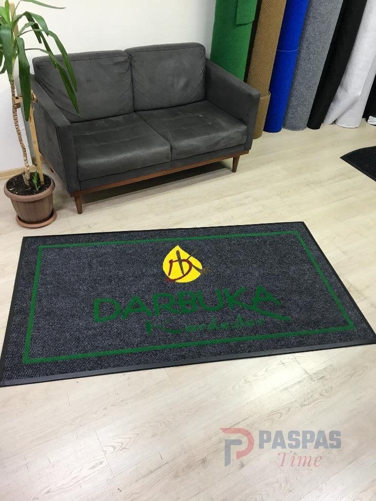 Siyah zeminli yeşil çerçeveli sarı logolu paspas P7332