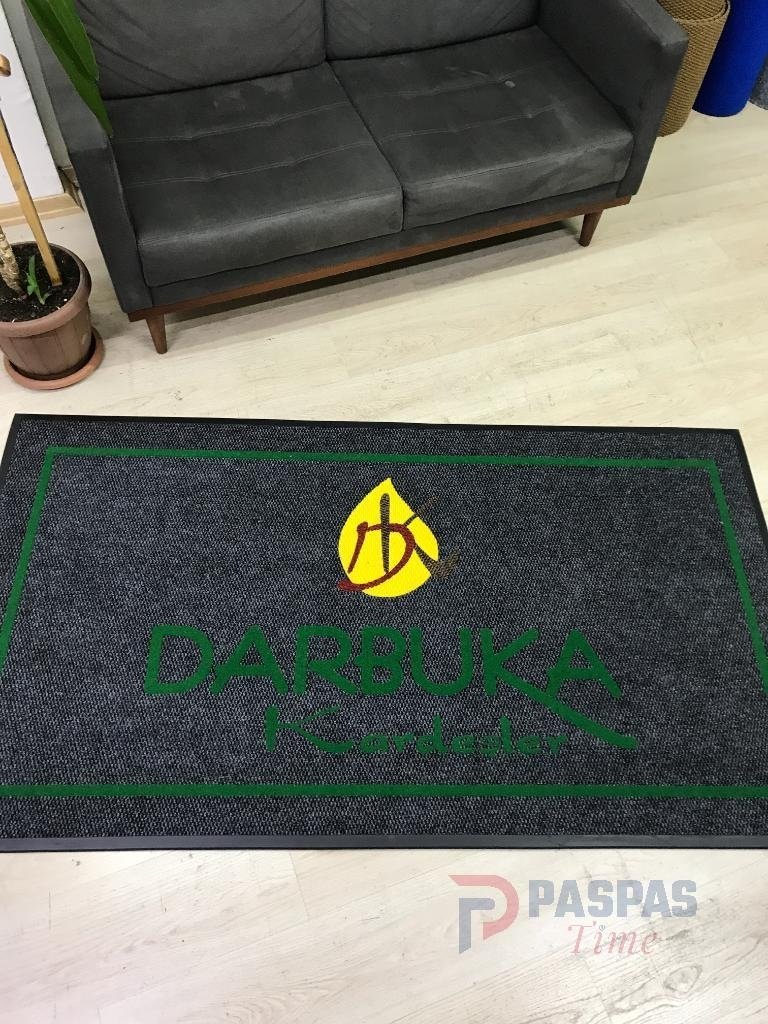 Siyah zeminli yeşil çerçeveli sarı logolu paspas P7332