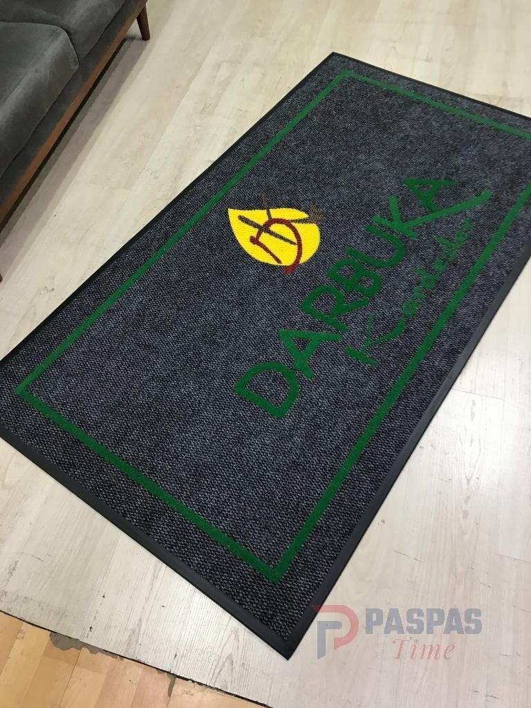 Siyah zeminli yeşil çerçeveli sarı logolu paspas P7332