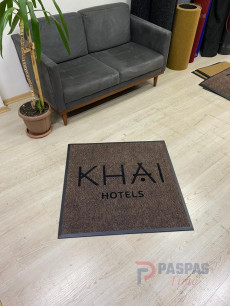 Kahverengi zeminli siyah logolu paspas P7432
