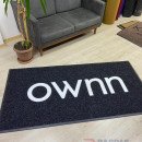 Siyah zeminli beyaz logolu paspas P7439