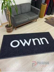 Siyah zeminli beyaz logolu paspas P7439