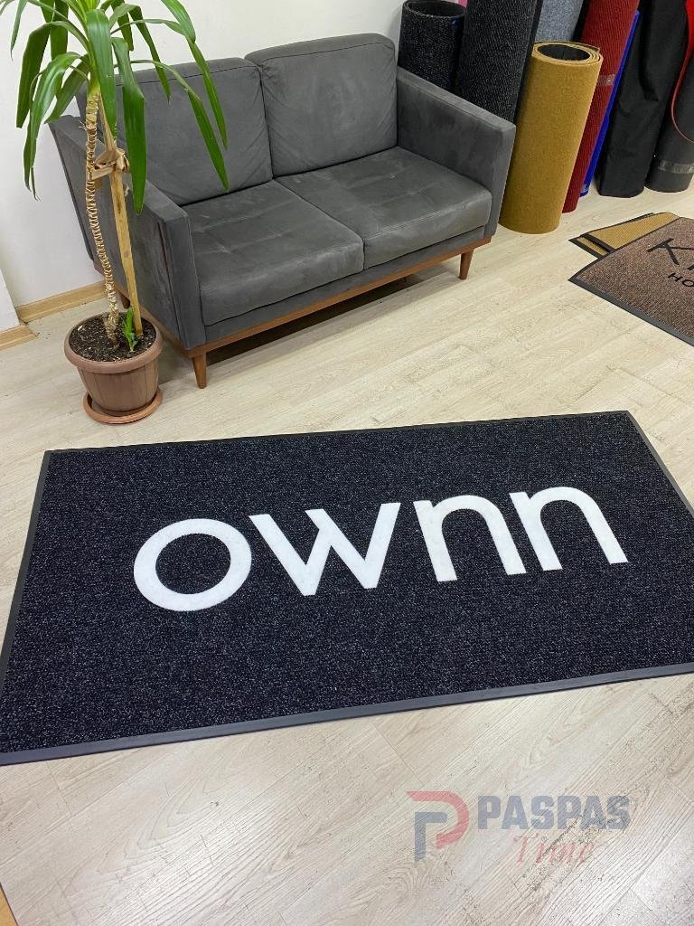 Siyah zeminli beyaz logolu paspas P7439