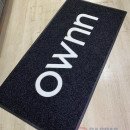 Siyah zeminli beyaz logolu paspas P7439