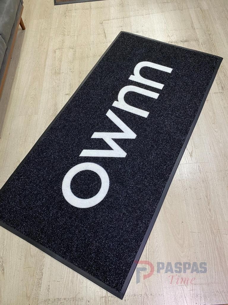 Siyah zeminli beyaz logolu paspas P7439