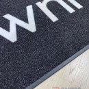 Siyah zeminli beyaz logolu paspas P7439