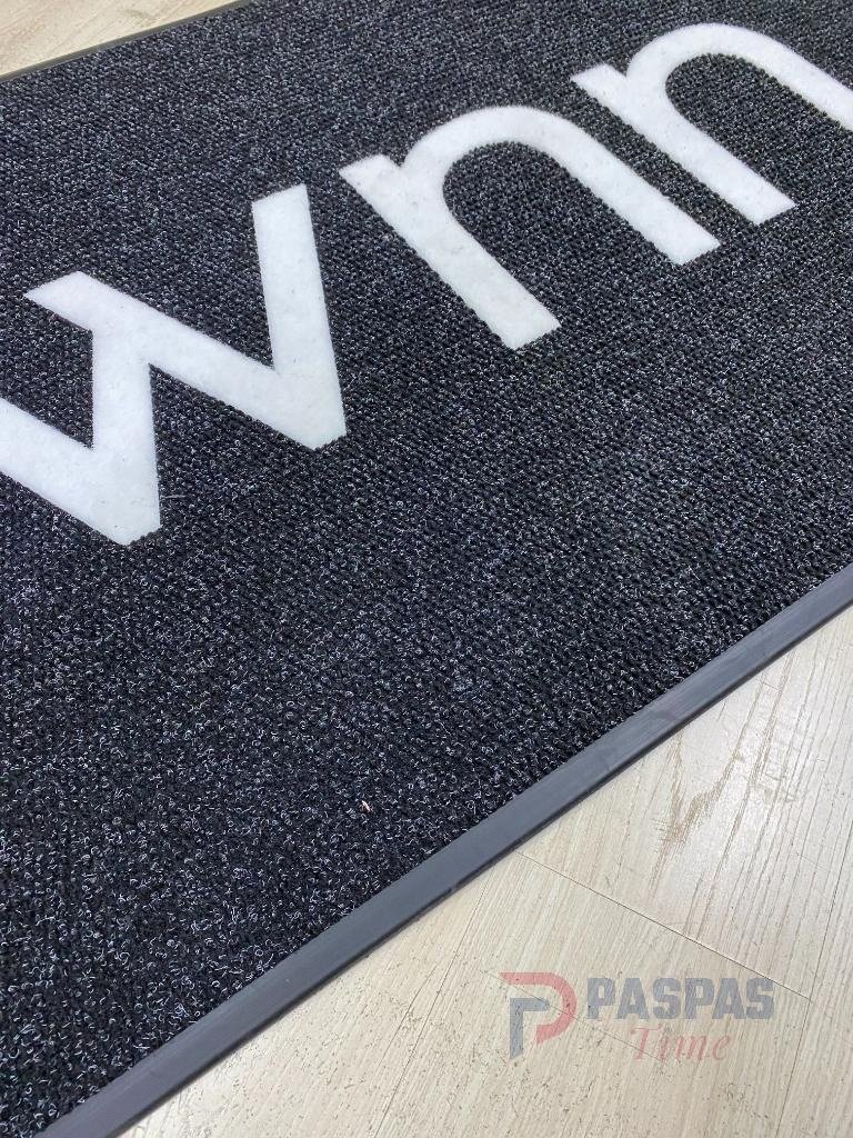 Siyah zeminli beyaz logolu paspas P7439