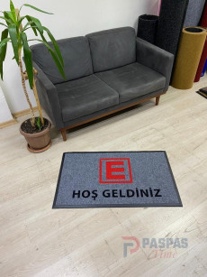 E logolu gri zeminli kırmzı siyah logolu paspas P7442