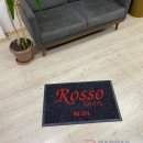 Siyah zeminli kırmızı logolu paspas P7451