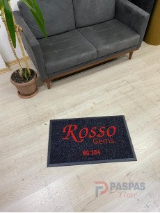 Siyah zeminli kırmızı logolu paspas P7451