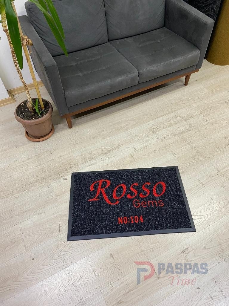 Siyah zeminli kırmızı logolu paspas P7451