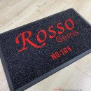 Siyah zeminli kırmızı logolu paspas P7451