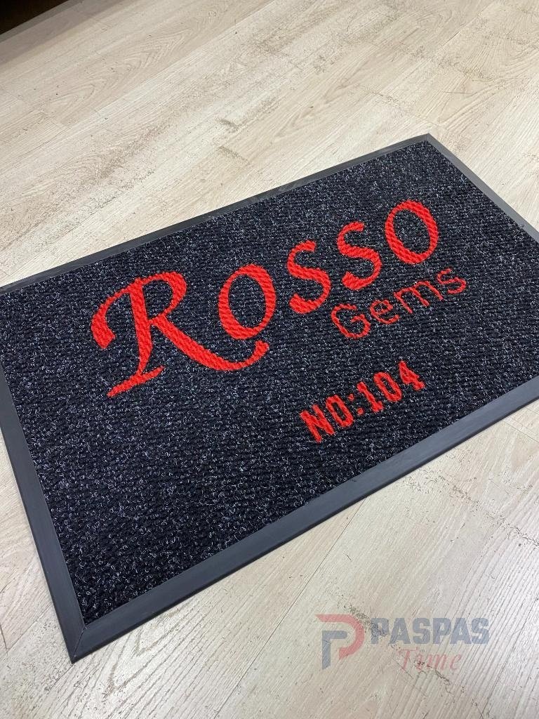 Siyah zeminli kırmızı logolu paspas P7451