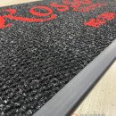 Siyah zeminli kırmızı logolu paspas P7451