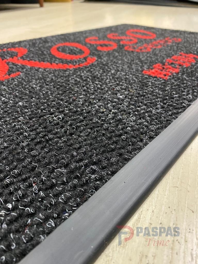 Siyah zeminli kırmızı logolu paspas P7451