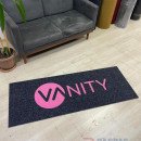 Siyah zeminli pembe logolu paspas P7464