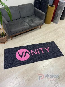 Siyah zeminli pembe logolu paspas P7464