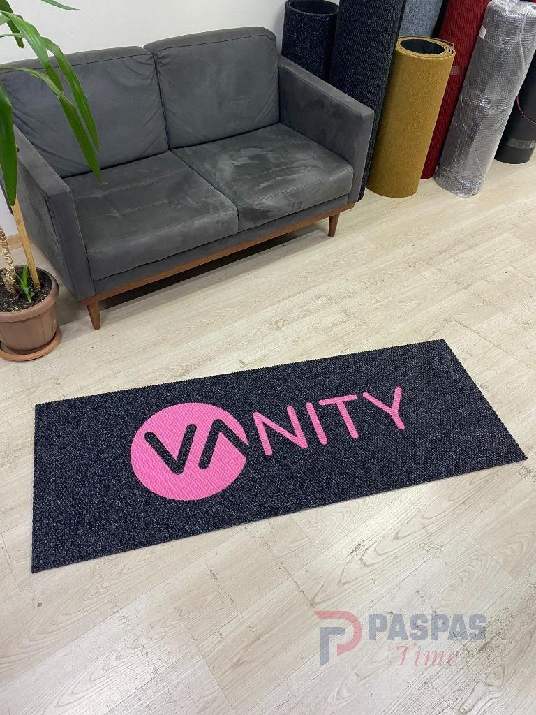 Siyah zeminli pembe logolu paspas P7464