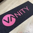 Siyah zeminli pembe logolu paspas P7464