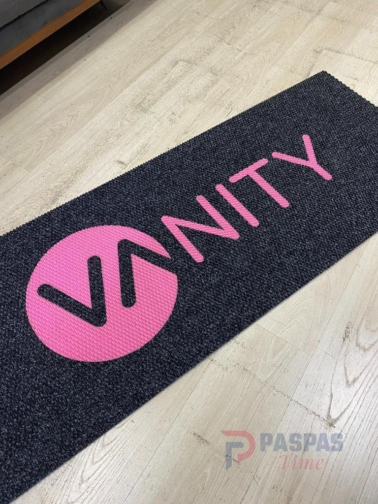 Siyah zeminli pembe logolu paspas P7464