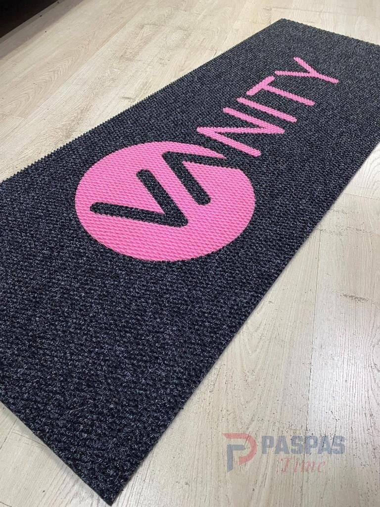 Siyah zeminli pembe logolu paspas P7464