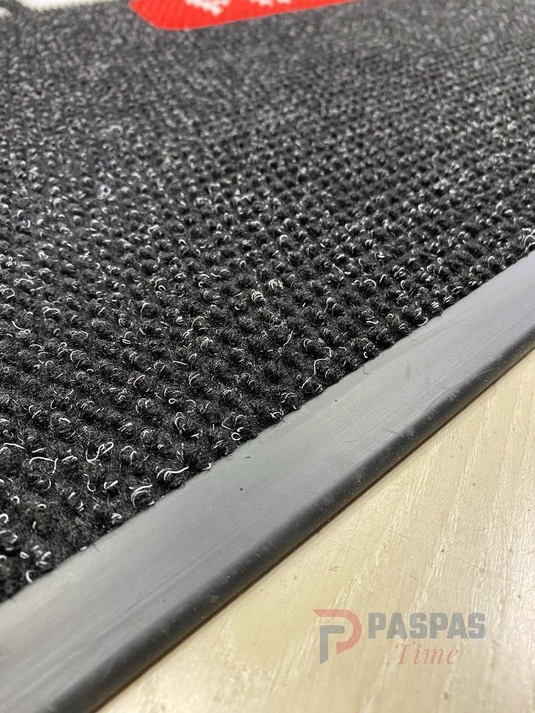 Siyah zeminli pembe logolu paspas P7540