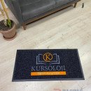 Siyah zeminli turuncu gri logolu paspas P7553