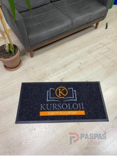 Siyah zeminli turuncu gri logolu paspas P7553