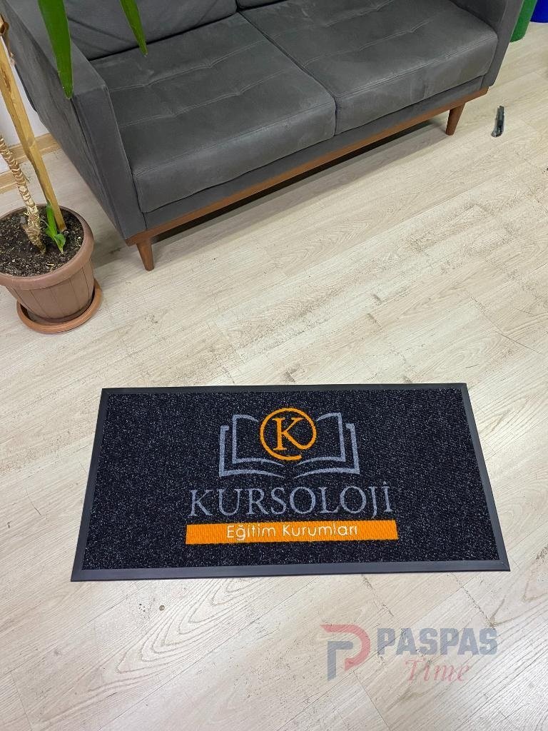 Siyah zeminli turuncu gri logolu paspas P7553