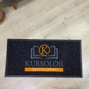 Siyah zeminli turuncu gri logolu paspas P7553