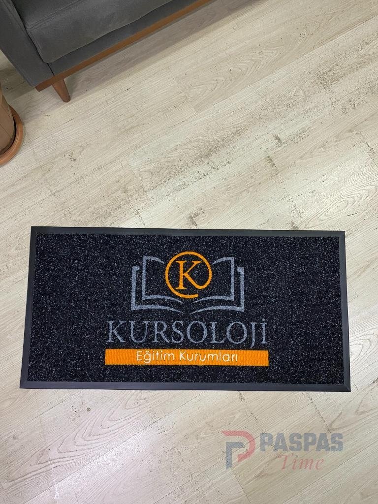 Siyah zeminli turuncu gri logolu paspas P7553