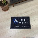 Siyah zeminli beyaz mavi logolu paspas P7556