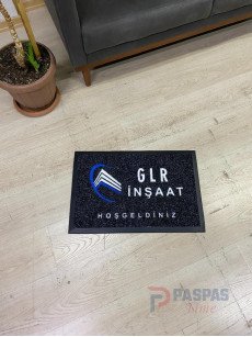 Siyah zeminli beyaz mavi logolu paspas P7556