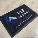 Siyah zeminli beyaz mavi logolu paspas P7556