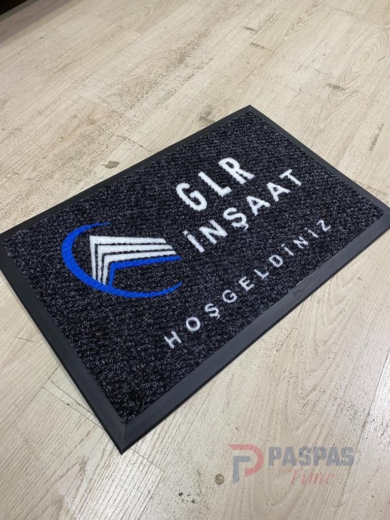 Siyah zeminli beyaz mavi logolu paspas P7556