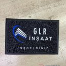 Siyah zeminli beyaz mavi logolu paspas P7556