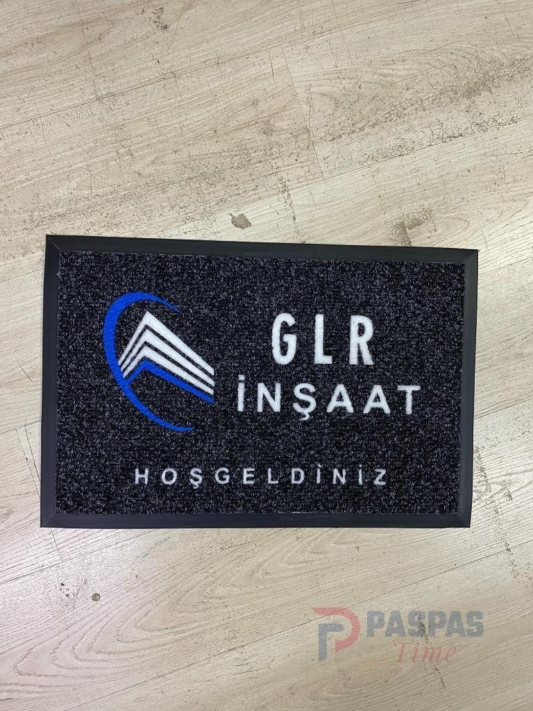 Siyah zeminli beyaz mavi logolu paspas P7556