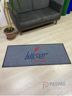 Gri zeminli lacivert kırmızı logolu paspas P7560