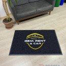 siyah zeminli sarı beyaz logolu paspas P7566