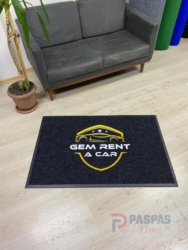 siyah zeminli sarı beyaz logolu paspas P7566