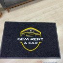 siyah zeminli sarı beyaz logolu paspas P7566