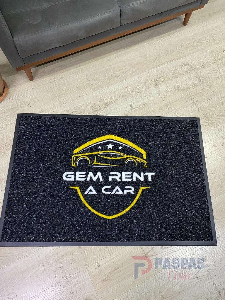 siyah zeminli sarı beyaz logolu paspas P7566