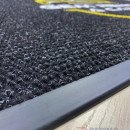 siyah zeminli sarı beyaz logolu paspas P7566