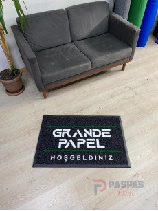 Siyah zeminli beyaz yeşil logolu paspas P7594