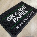 Siyah zeminli beyaz yeşil logolu paspas P7594